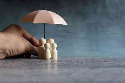 Spielsteine unter Regenschirm